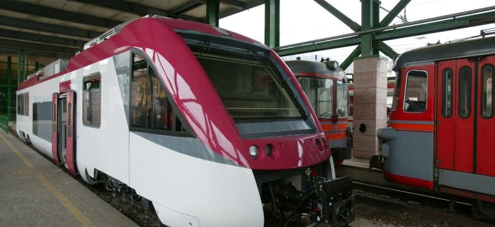 Il capotreno gli chiede il biglietto, lui lo aggredisce